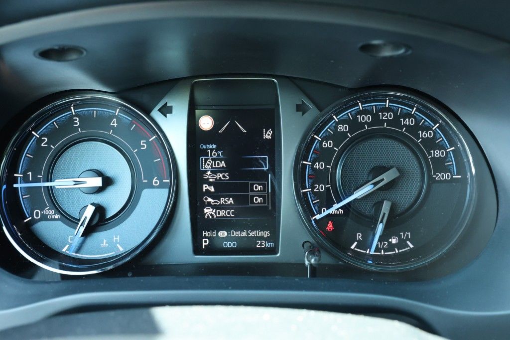 Toyota Hilux 2.8 D-4D DUBBEL CABIN 48V HYBRIDE INVINCIBLE A/T 4WD 2 ZITS VAN