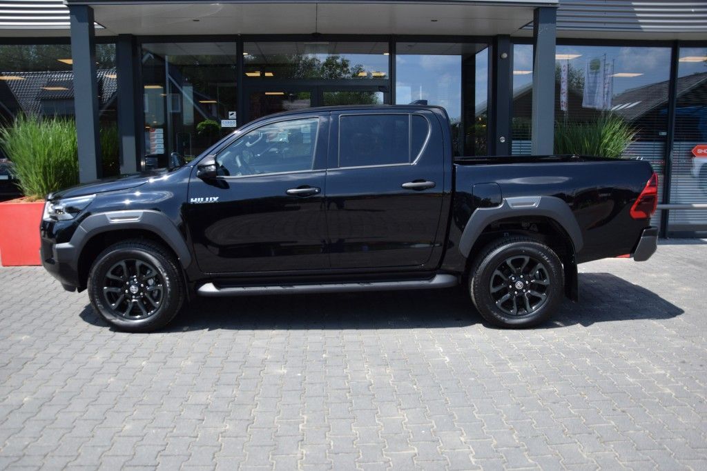 Toyota Hilux 2.8 D-4D DUBBEL CABIN 48V HYBRIDE INVINCIBLE A/T 4WD 2 ZITS VAN