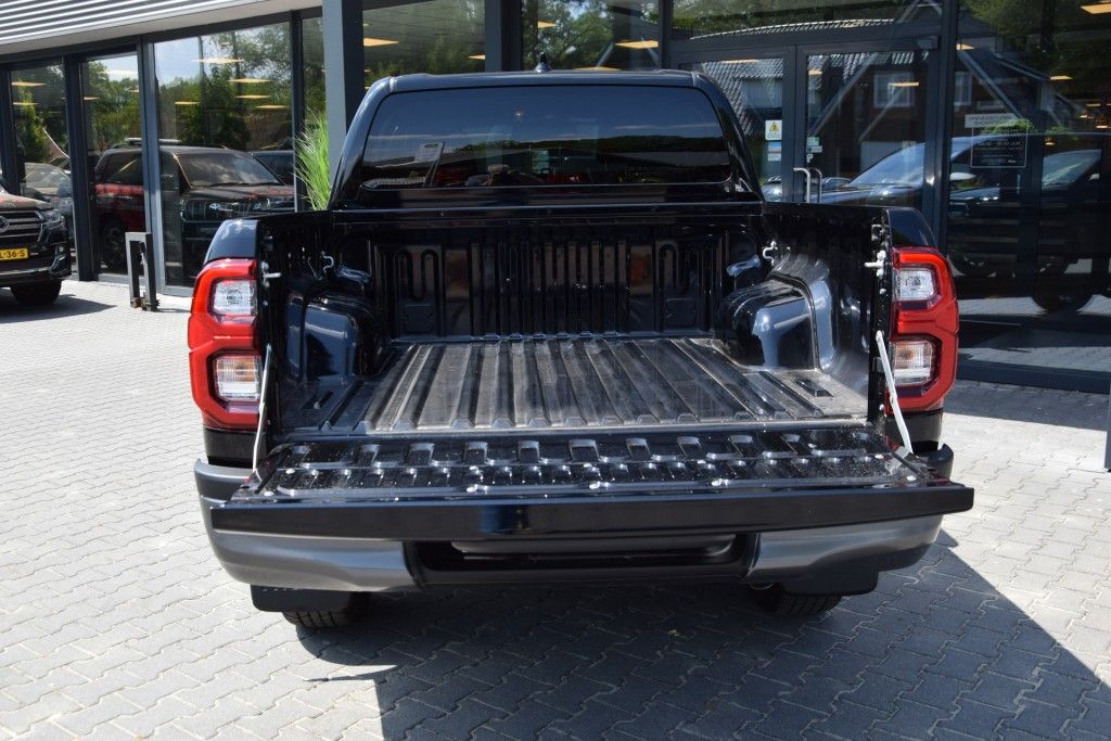 Toyota Hilux 2.8 D-4D DUBBEL CABIN 48V HYBRIDE INVINCIBLE A/T 4WD 2 ZITS VAN