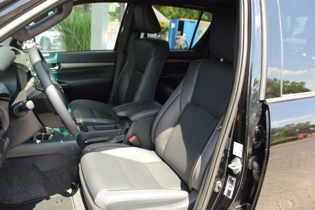Toyota Hilux 2.8 D-4D DUBBEL CABIN 48V HYBRIDE INVINCIBLE A/T 4WD 2 ZITS VAN