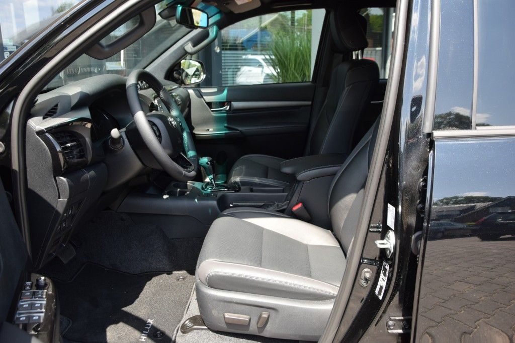 Toyota Hilux 2.8 D-4D DUBBEL CABIN 48V HYBRIDE INVINCIBLE A/T 4WD 2 ZITS VAN
