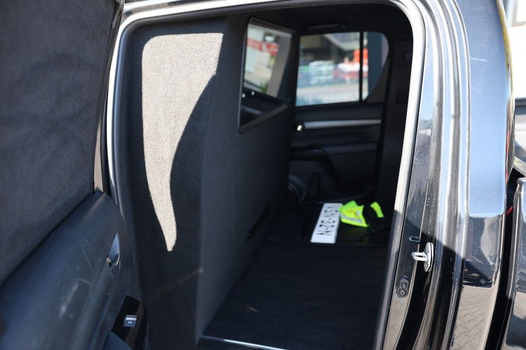 Toyota Hilux 2.8 D-4D DUBBEL CABIN 48V HYBRIDE INVINCIBLE A/T 4WD 2 ZITS VAN