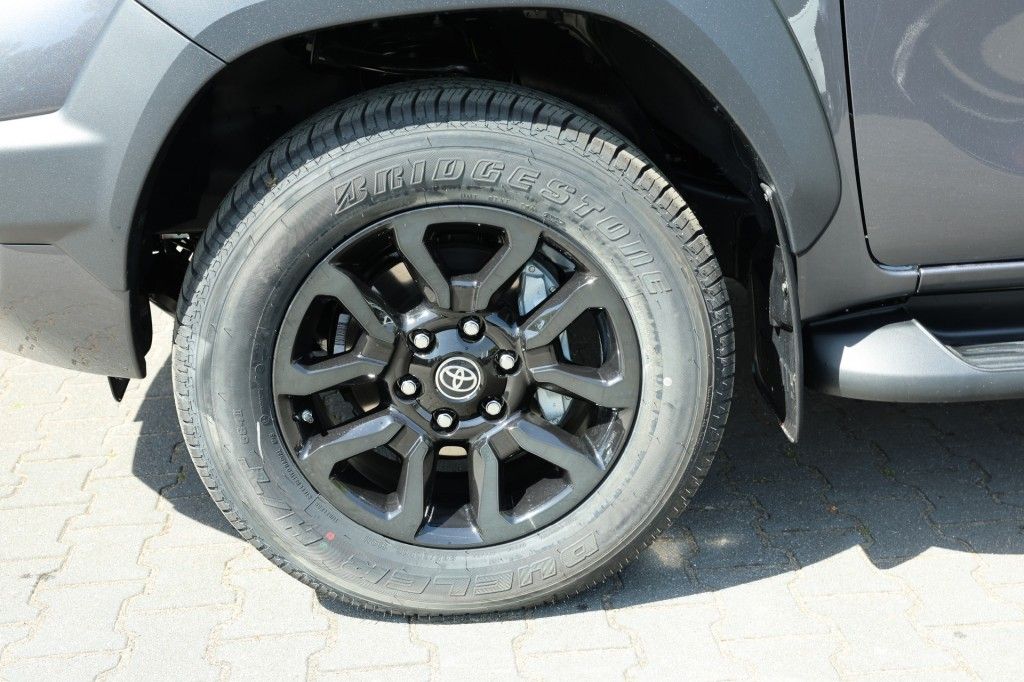 Toyota Hilux 2.8 D-4D DUBBEL CABIN 48V HYBRIDE INVINCIBLE A/T 4WD 2 ZITS VAN