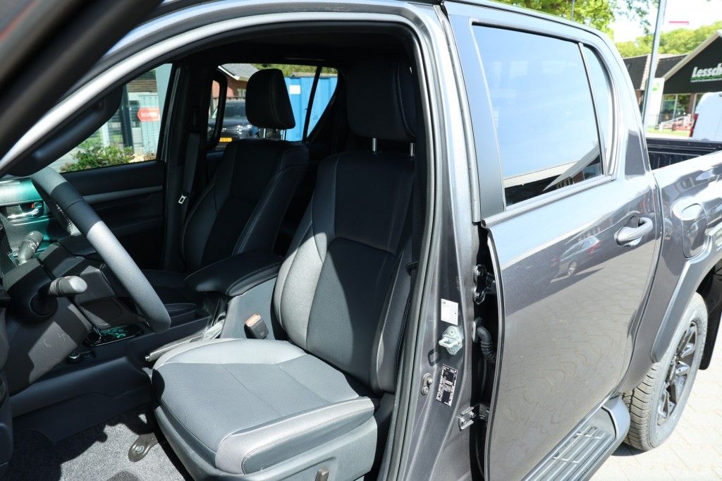 Toyota Hilux 2.8 D-4D DUBBEL CABIN 48V HYBRIDE INVINCIBLE A/T 4WD 2 ZITS VAN