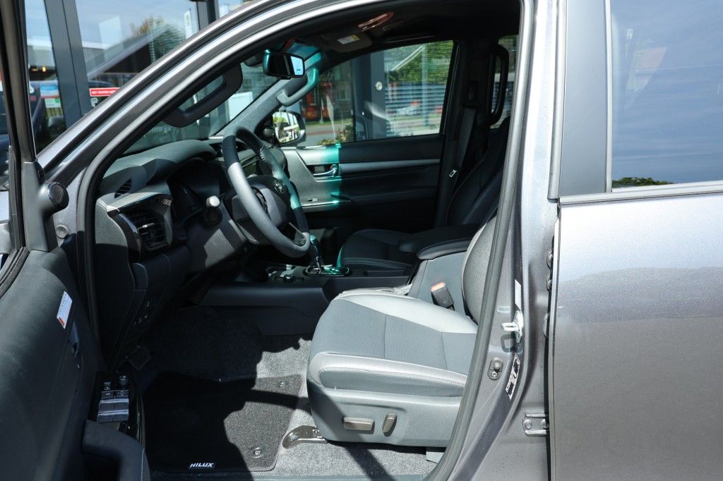 Toyota Hilux 2.8 D-4D DUBBEL CABIN 48V HYBRIDE INVINCIBLE A/T 4WD 2 ZITS VAN
