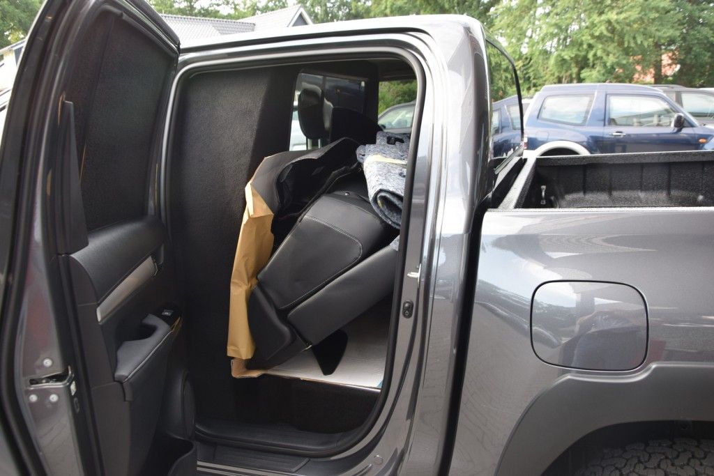 Toyota Hilux 2.8 D-4D DUBBEL CABIN 48V HYBRIDE INVINCIBLE A/T 4WD 2 ZITS VAN