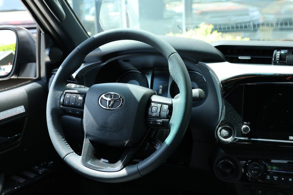 Toyota Hilux 2.8 D-4D DUBBEL CABIN 48V HYBRIDE INVINCIBLE A/T 4WD 2 ZITS VAN
