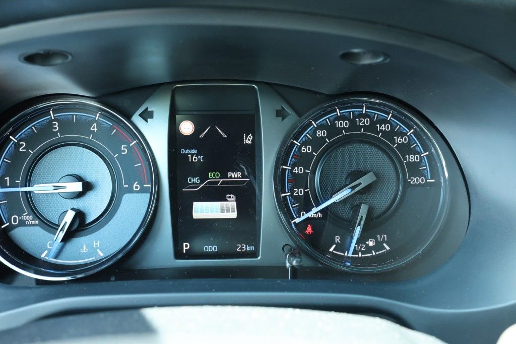 Toyota Hilux 2.8 D-4D DUBBEL CABIN 48V HYBRIDE INVINCIBLE A/T 4WD 2 ZITS VAN