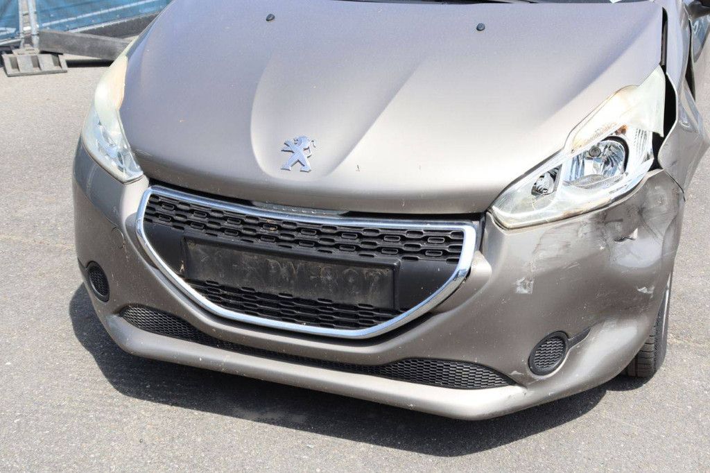 Passenger car Peugeot 208 Petrol 82hp 2012 (Margin)