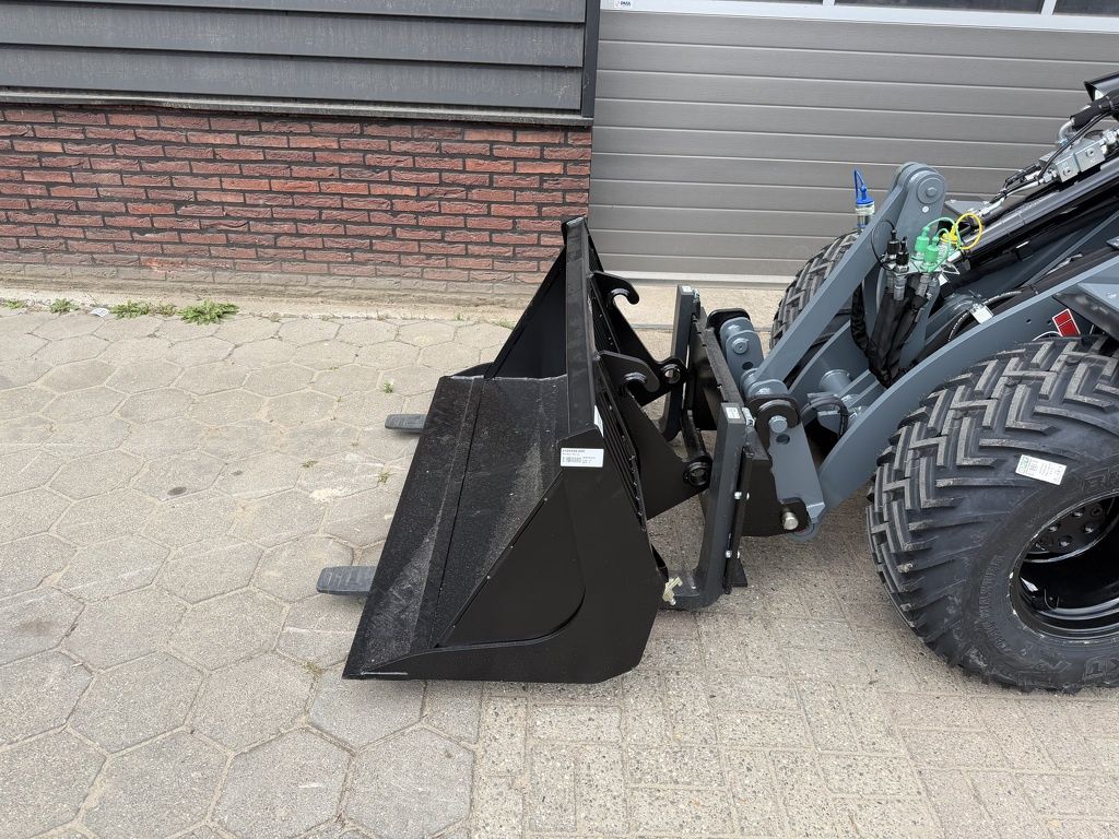 Giant G2700 X-TRA HD+ special color GREY minishovel NIEUW €785 LEASE