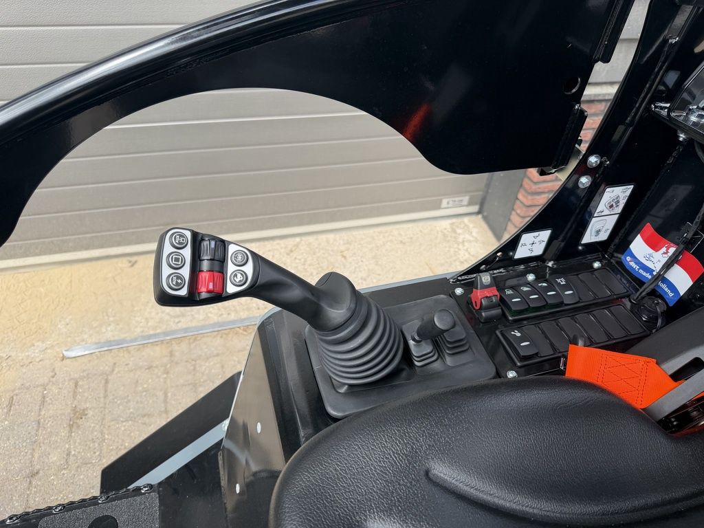 Giant G2700 X-TRA HD+ special color GREY minishovel NIEUW €785 LEASE