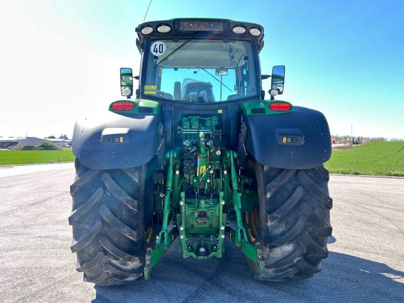 John Deere 6215R
