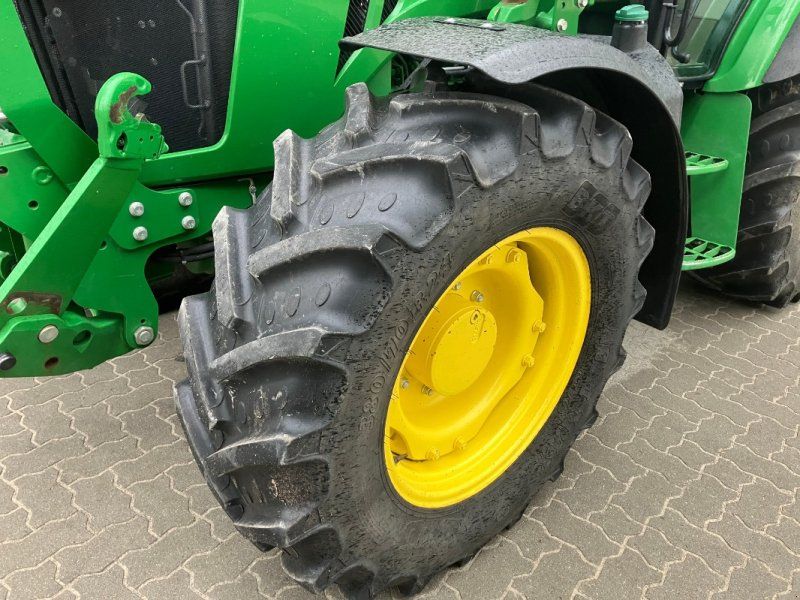 John Deere 5115M