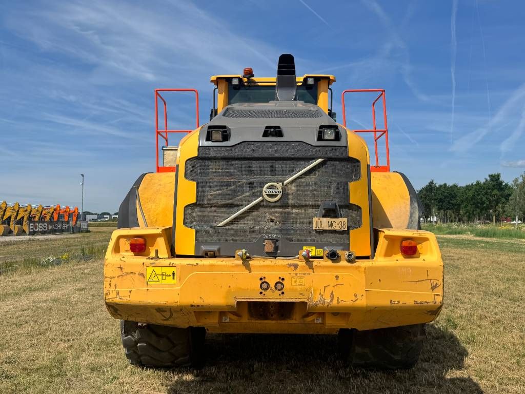 Volvo L220H - Automatic Greasing / Quick Coupler