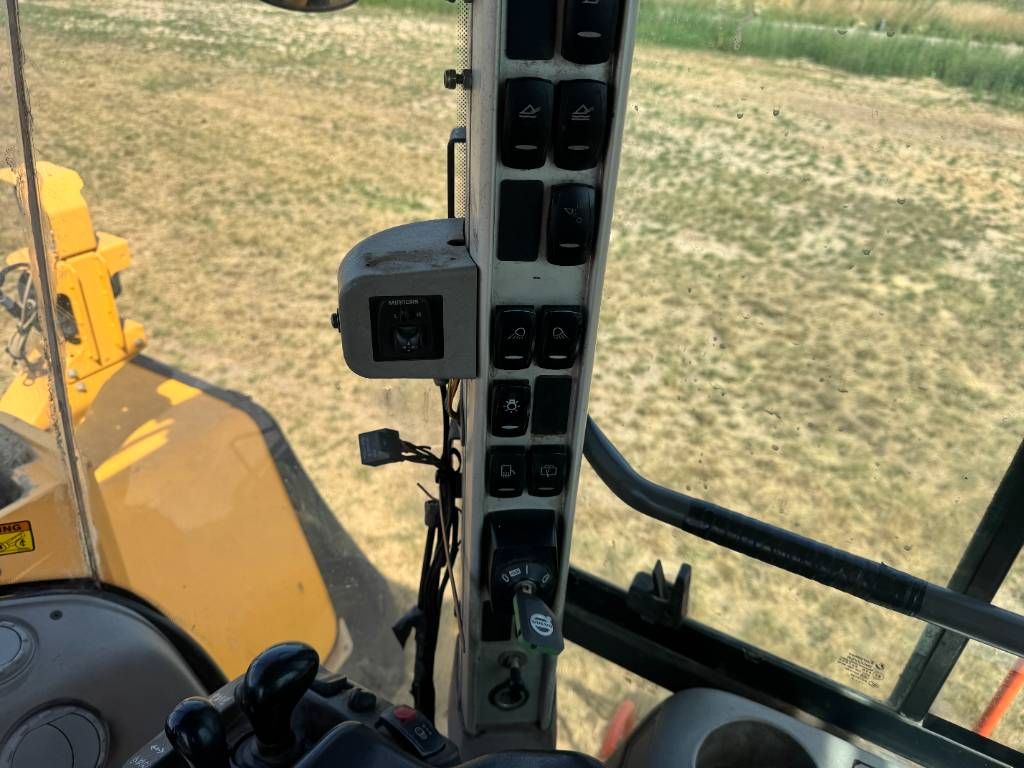 Volvo L220H - Automatic Greasing / Quick Coupler