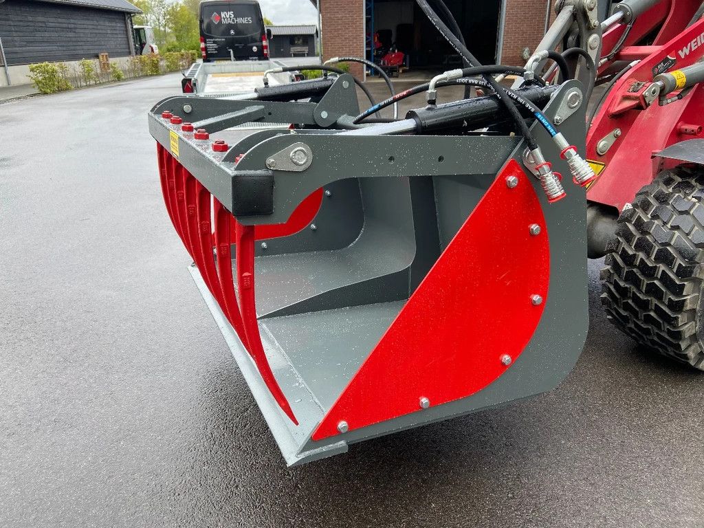 Giant Puinbak met bovenklem, Pelikaanbak, Volumebak, Hoogkiepbak, Balenklem en Mestklem