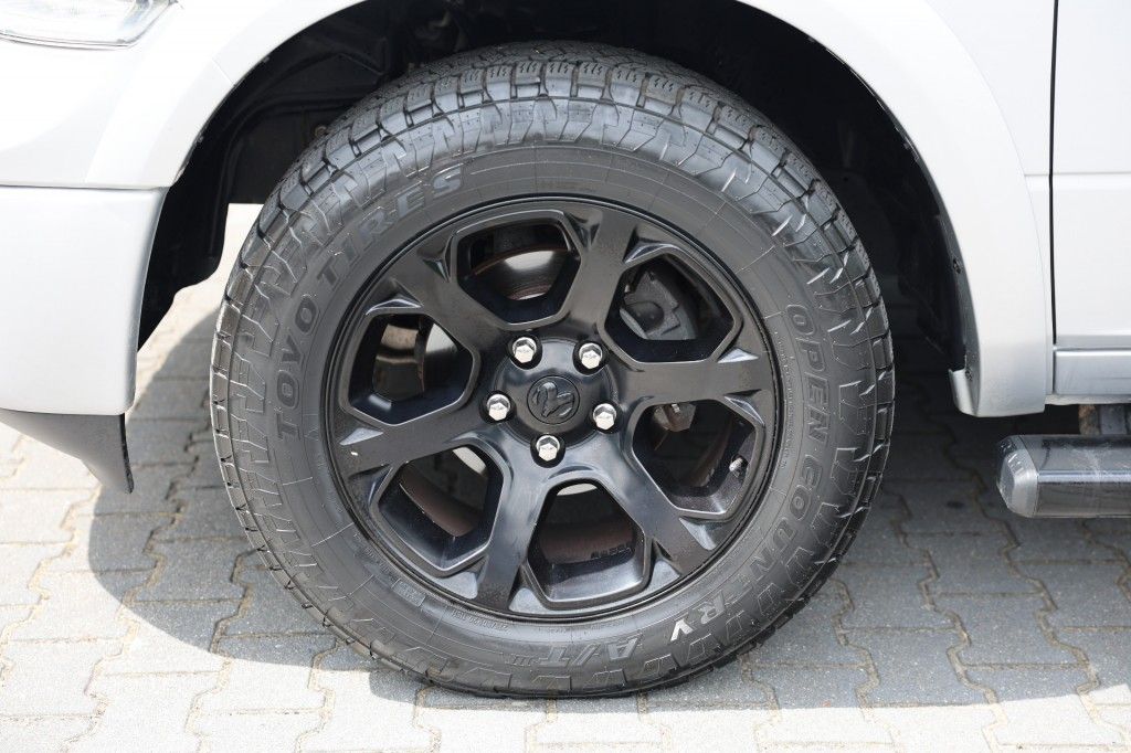 Dodge Ram 5.7 V8 4X4 CREW CAB LARAMIE A/T VAN