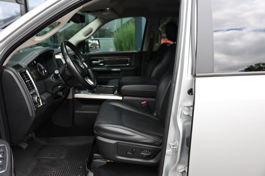 Dodge Ram 5.7 V8 4X4 CREW CAB LARAMIE A/T VAN