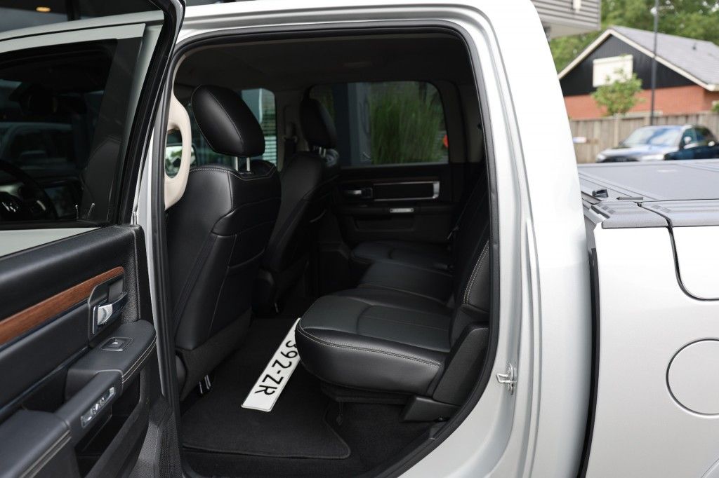 Dodge Ram 5.7 V8 4X4 CREW CAB LARAMIE A/T VAN