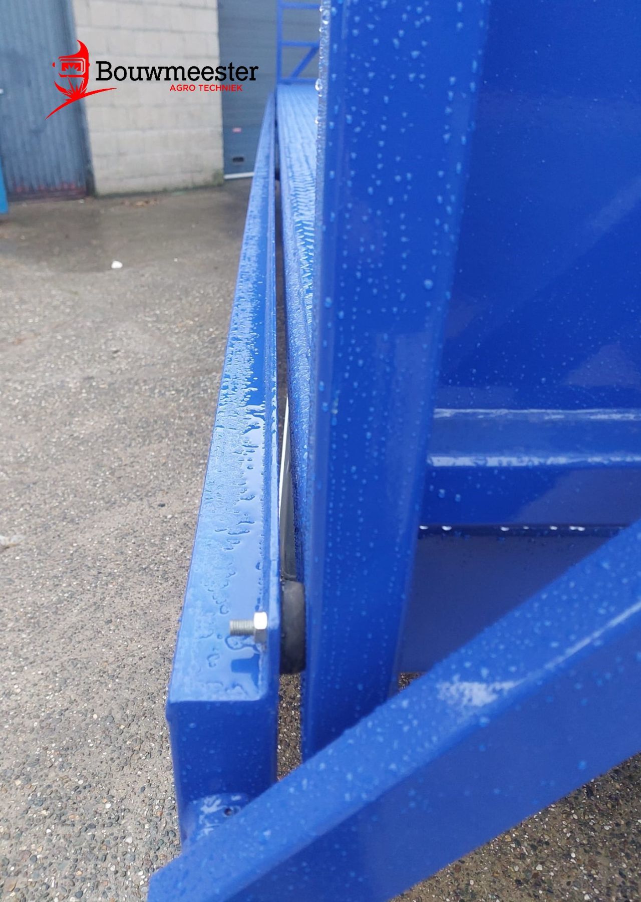 Mooie 20-tons kistenwagen aangeboden met hydraulische zijkleppen