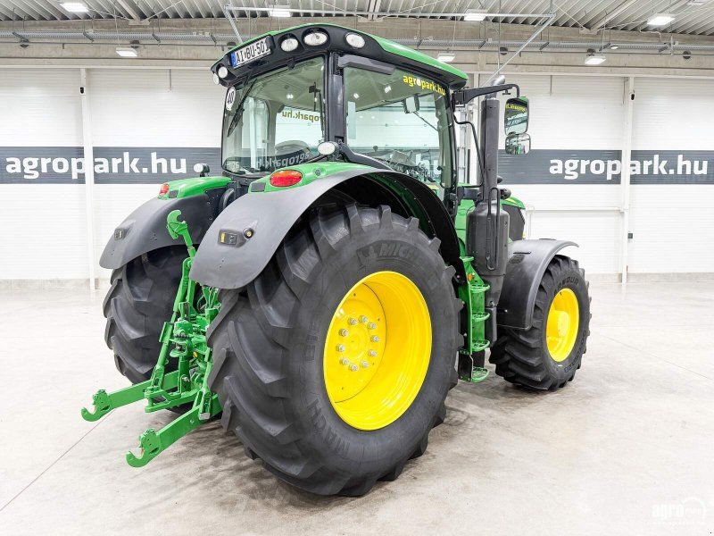 John Deere 6215R