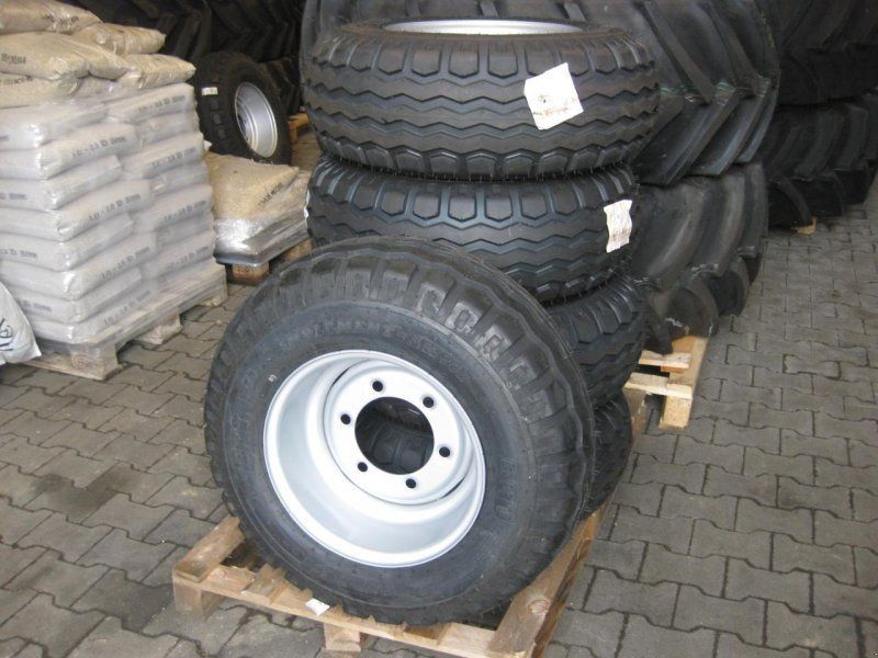 BKT 10.0/75-15.3 AW 702