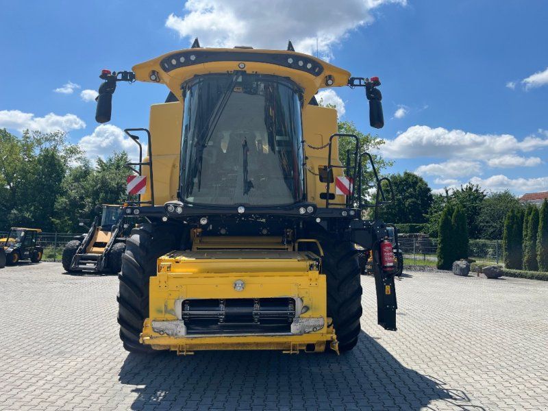 New Holland CR 8.90