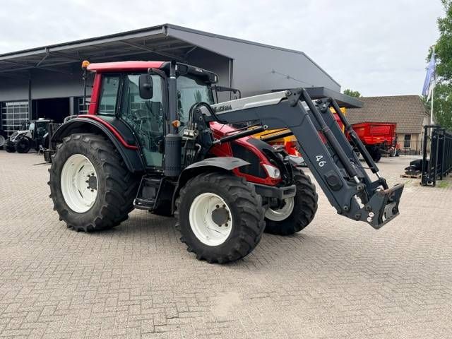 Valtra N103 Hitech5 met voorlader
