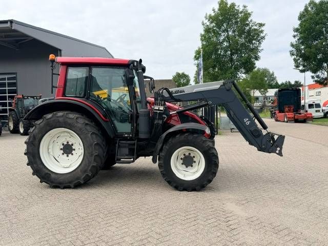 Valtra N103 Hitech5 met voorlader