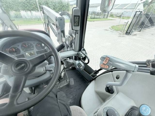 Valtra N103 Hitech5 met voorlader