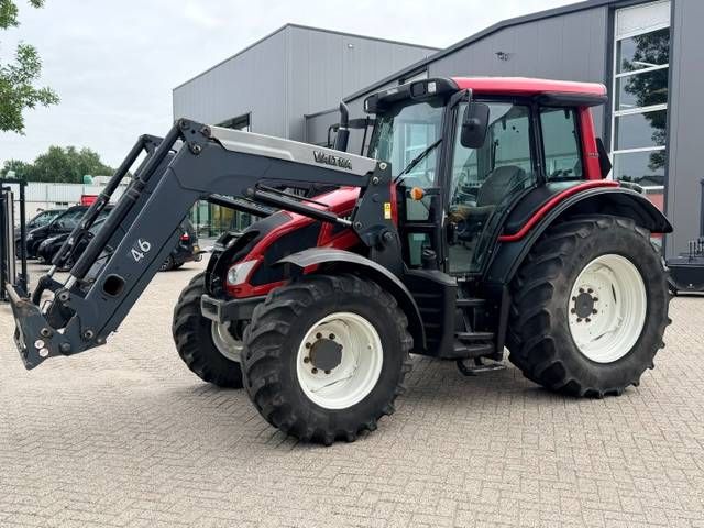 Valtra N103 Hitech5 met voorlader