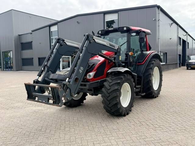 Valtra N103 Hitech5 met voorlader