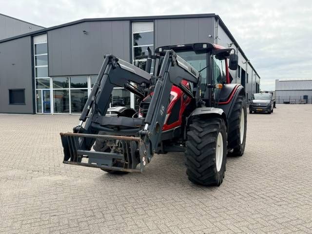 Valtra N103 Hitech5 met voorlader