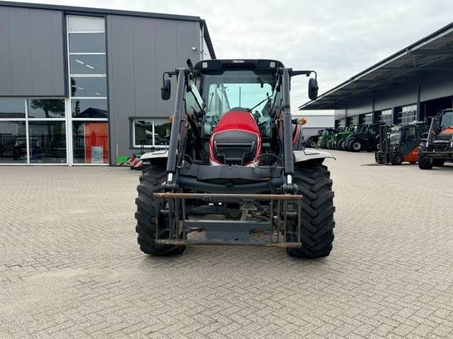 Valtra N103 Hitech5 met voorlader