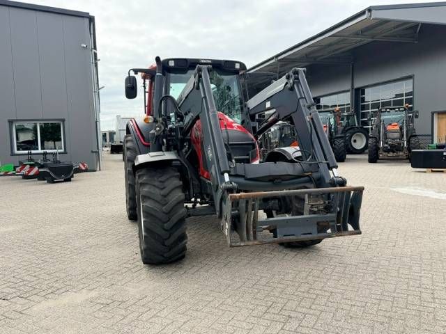 Valtra N103 Hitech5 met voorlader