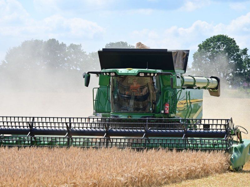 John Deere T6 700