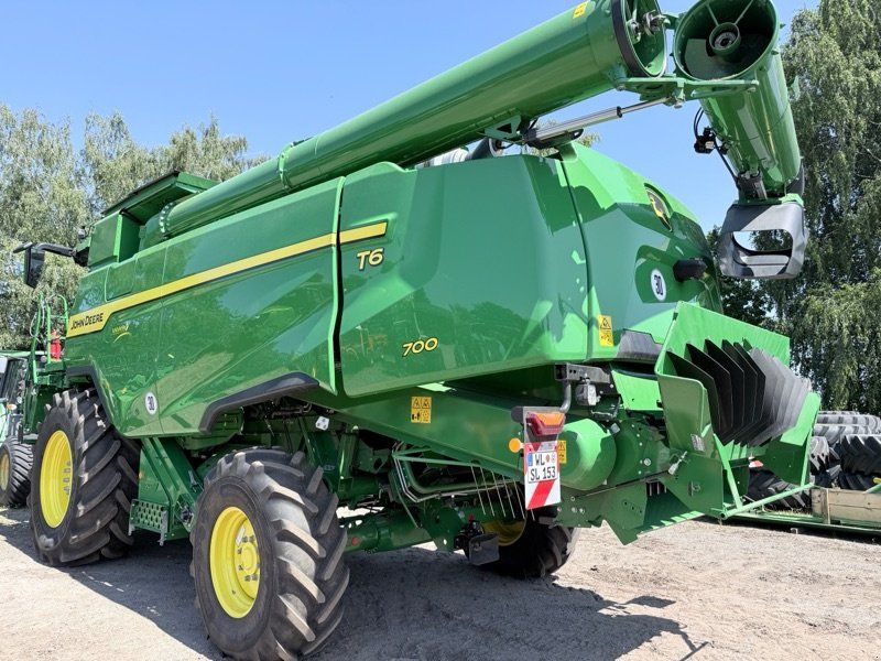 John Deere T6 700