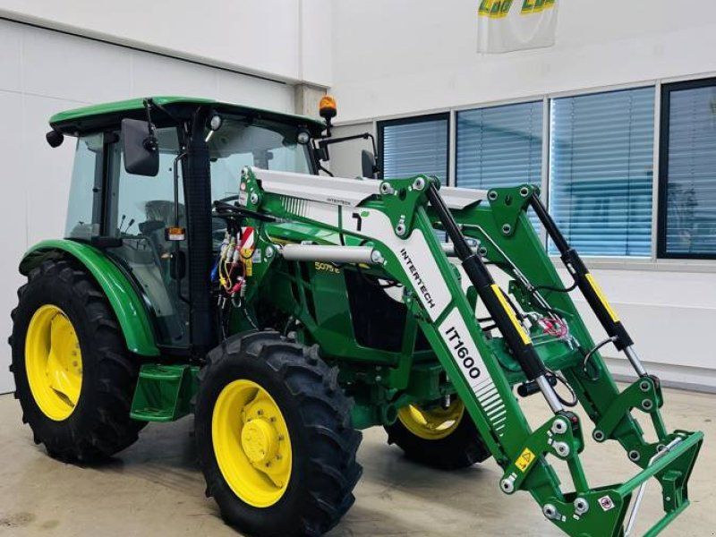 John Deere 5075E