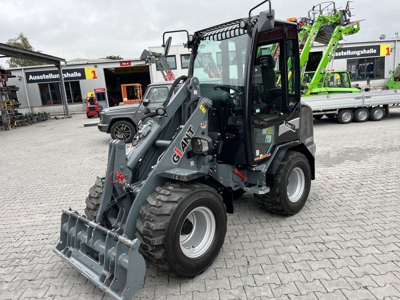 Giant 2500 HD mit Kabine 50h