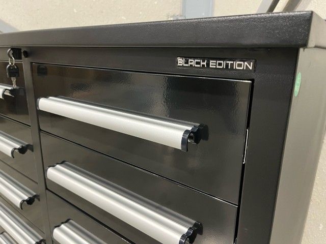 Metal workbench with 20 drawers