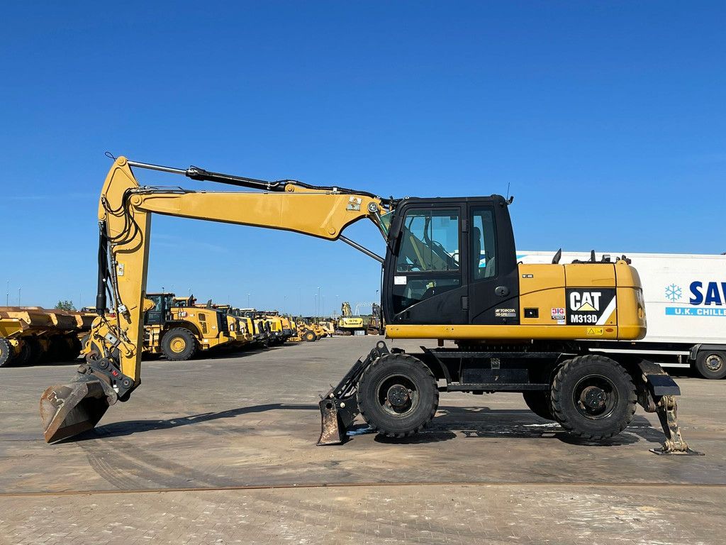 Caterpillar M313D VA - Outriggers + Blade