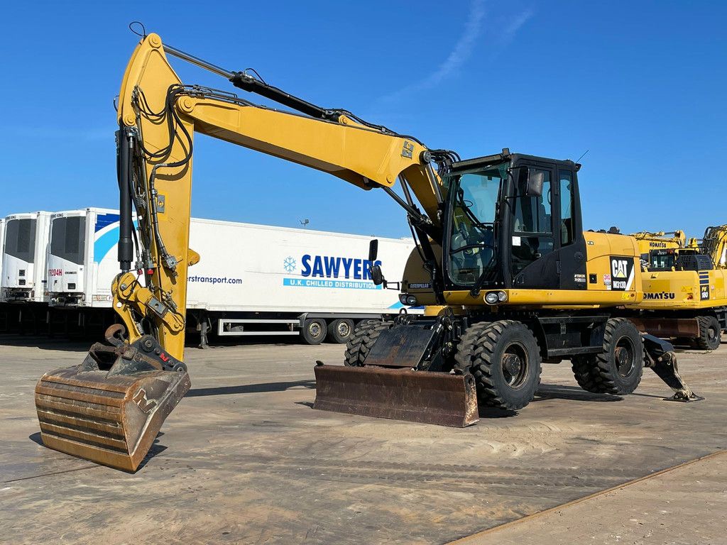 Caterpillar M313D VA - Outriggers + Blade