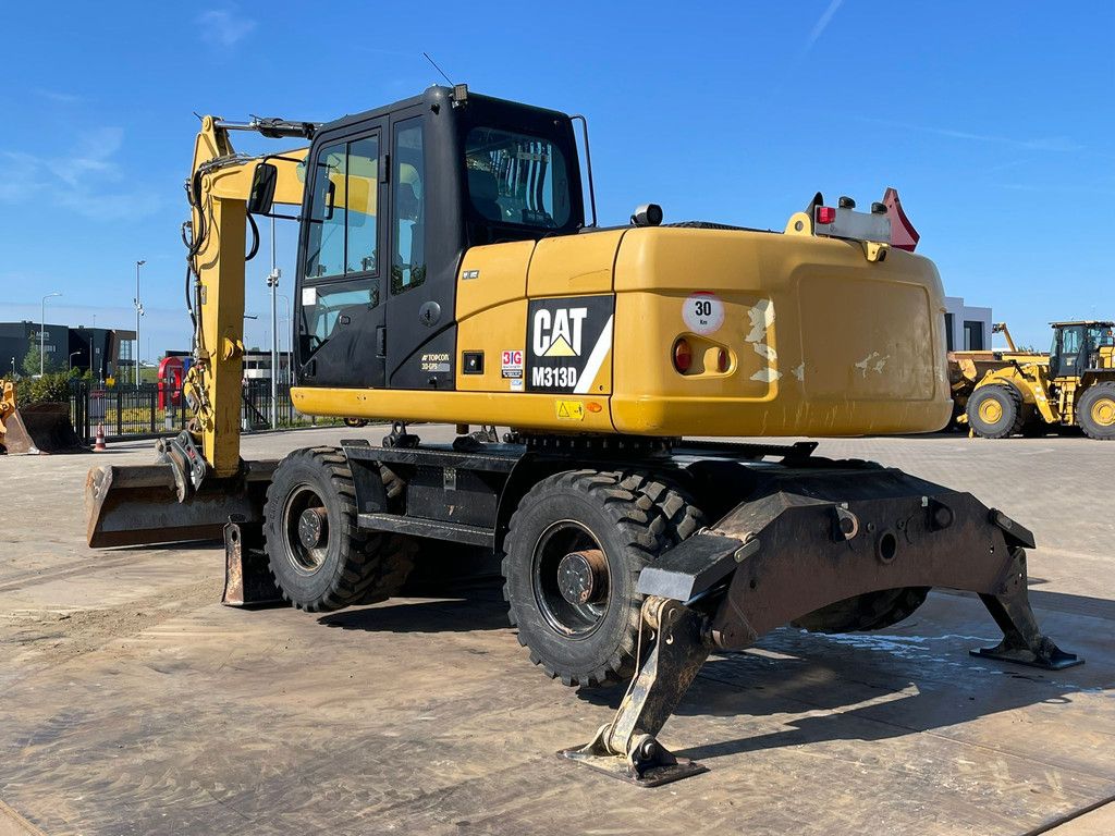Caterpillar M313D VA - Outriggers + Blade