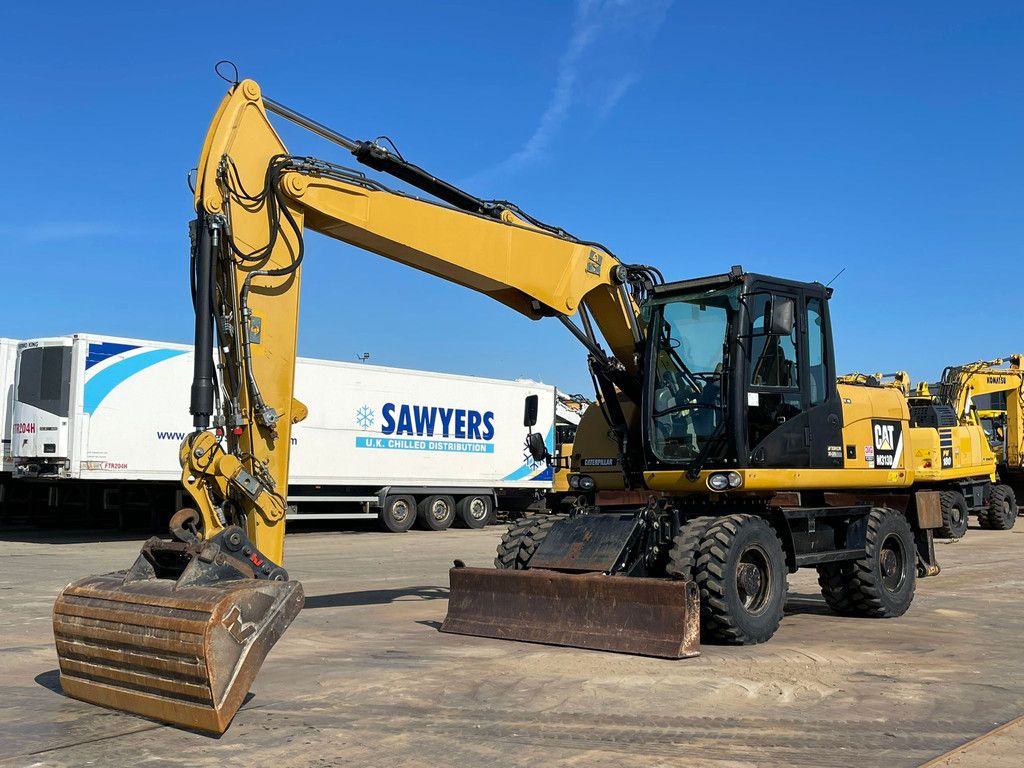 Caterpillar M313D VA - Outriggers + Blade