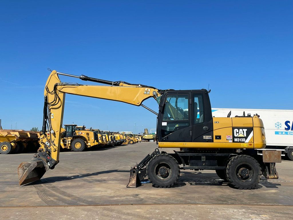 Caterpillar M313D VA - Outriggers + Blade