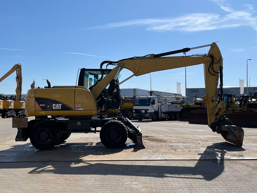 Caterpillar M313D VA - Outriggers + Blade