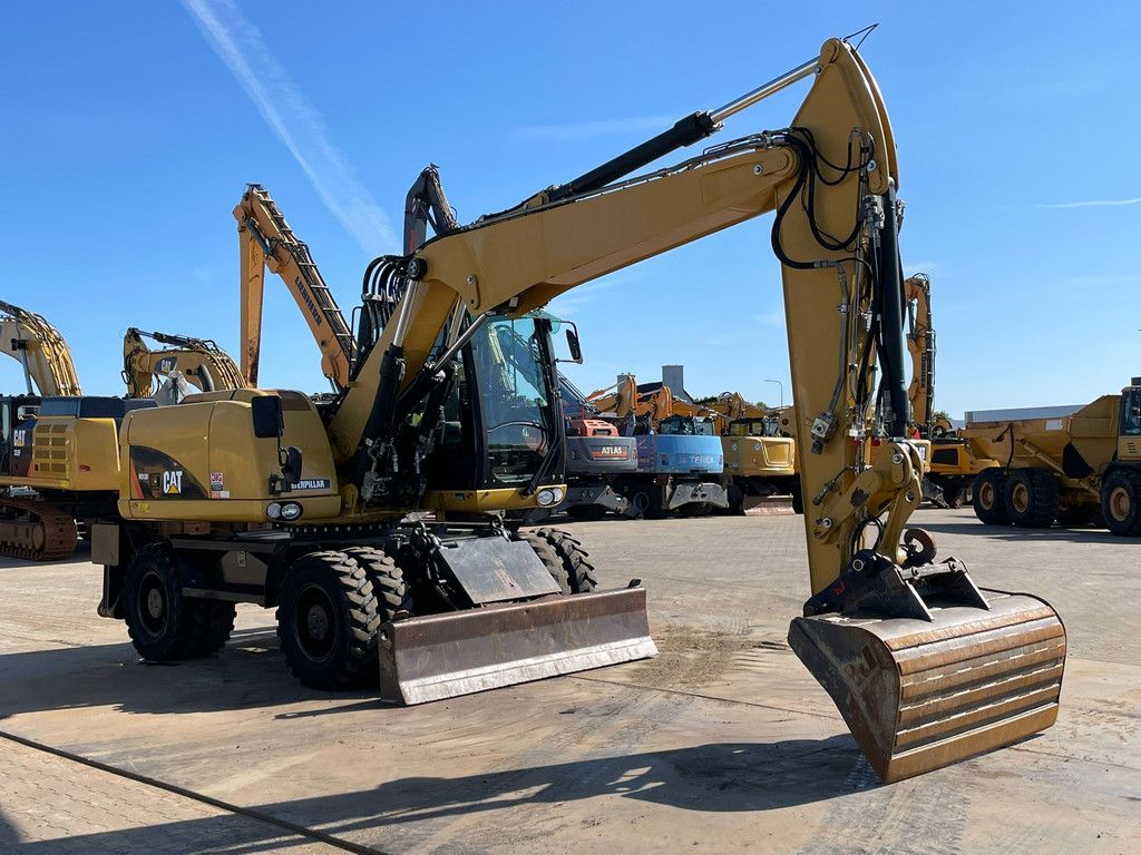 Caterpillar M313D VA - Outriggers + Blade