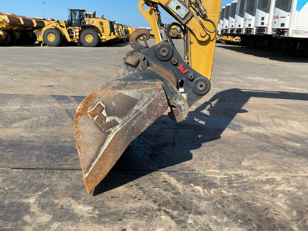 Caterpillar M313D VA - Outriggers + Blade