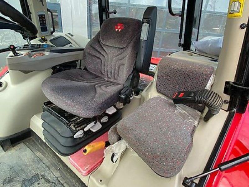 Massey Ferguson 5712 SL Dyna 4