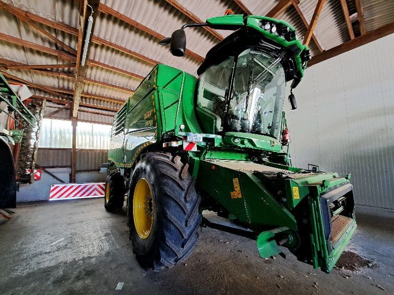John Deere T670